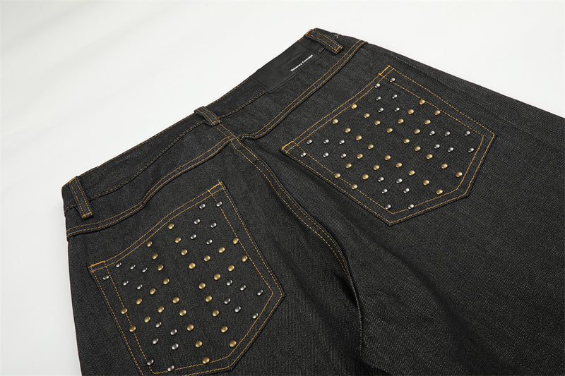 Jean homme à jambes larges – Denim noir, poches arrière cloutées et revers Union Jack
