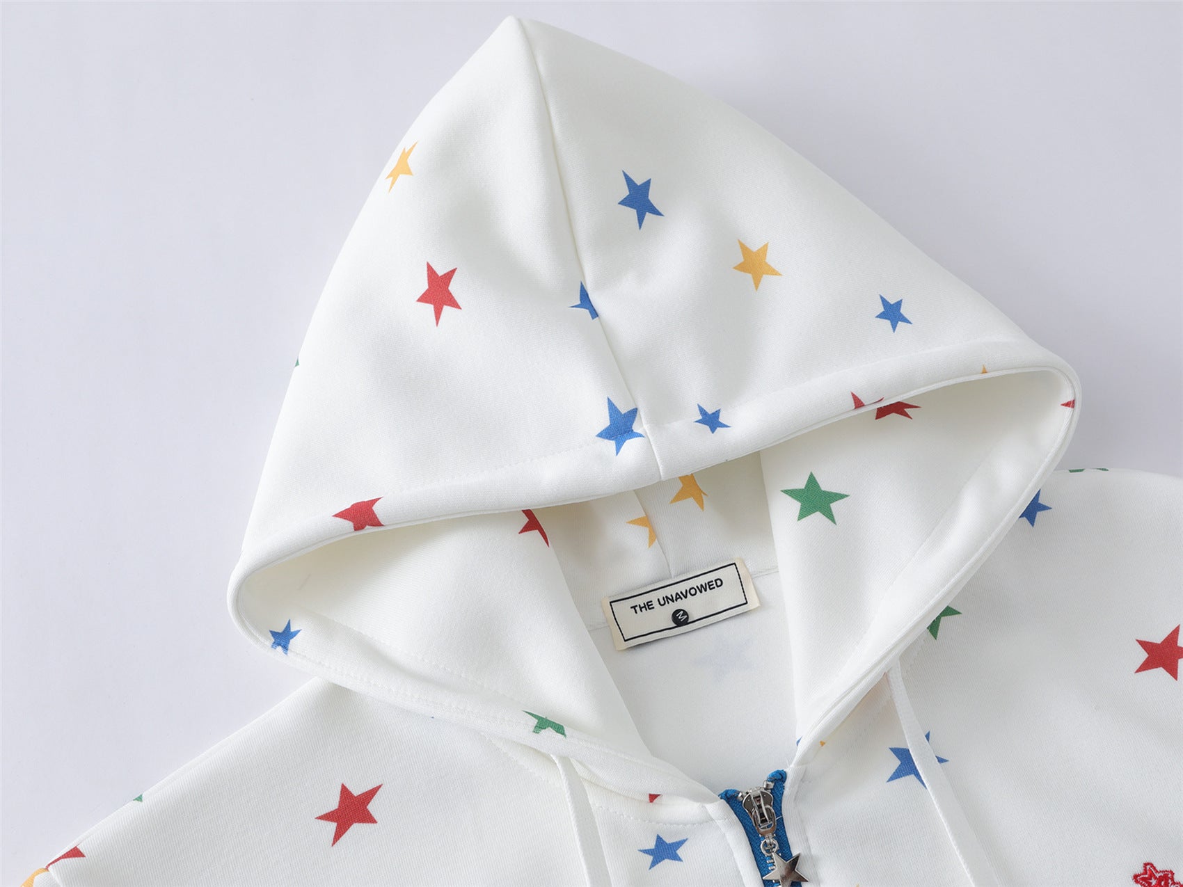 Hoodie mit Allover-Regenbogen-Sternenprint, Reißverschluss und kontrastierenden blauen Details