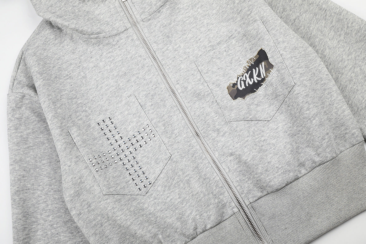 Sweat à capuche zippé avec écusson croix clouté et doublure camouflage