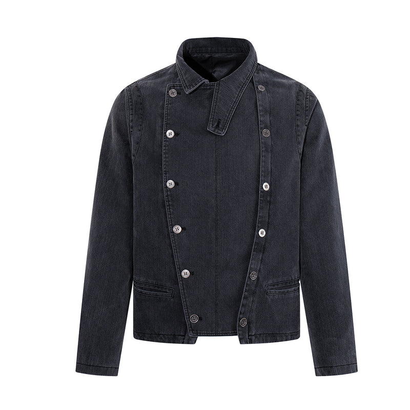 Asymmetrische Jeansjacke mit zwei Knöpfen aus verwaschenem Denim in verblasstem Schwarz, diagonaler Knopfleiste und Kentkragen