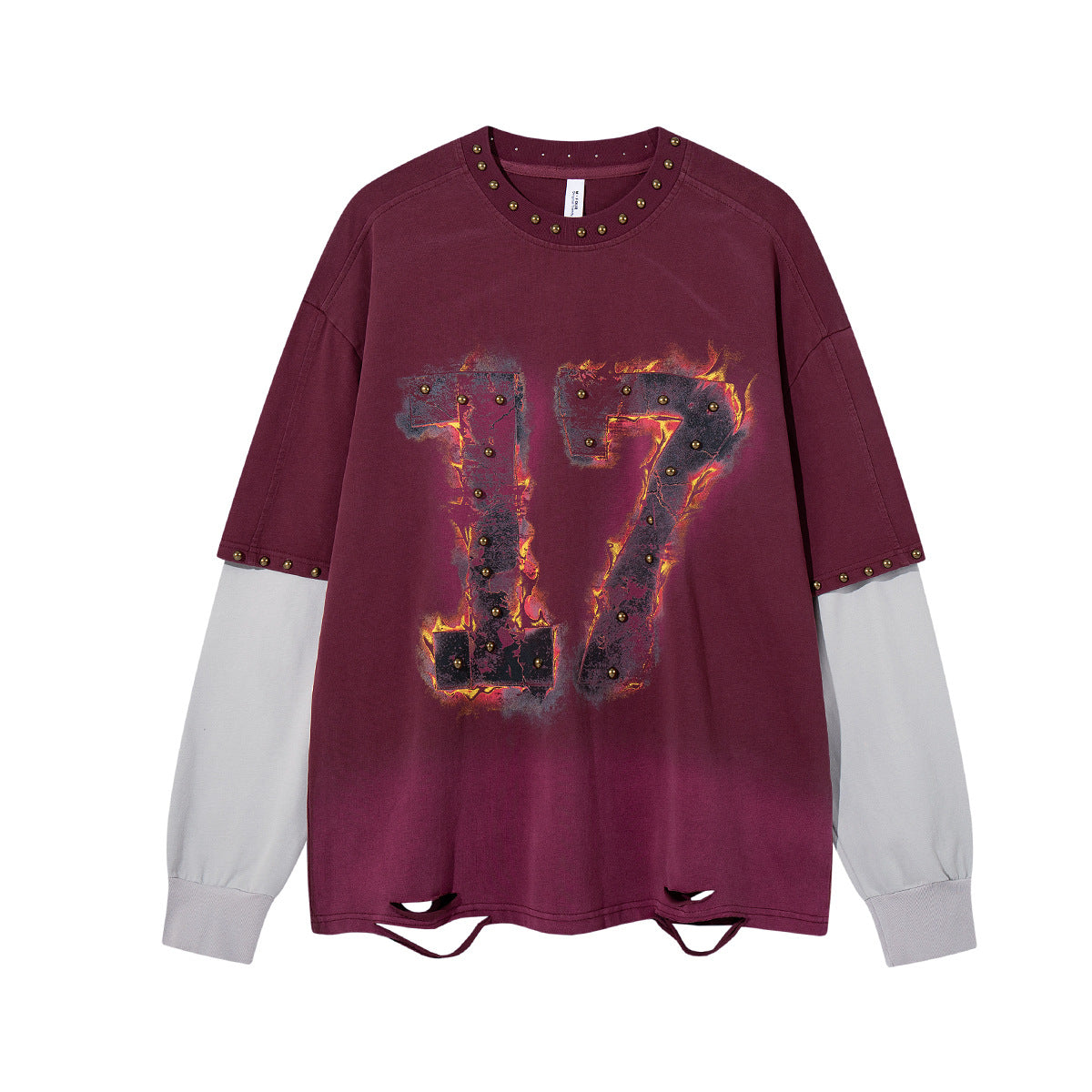 Chemise oversize bordeaux délavée à manches longues, avec motif flamme numéro 17, clous dorés à l’encolure et fausse sous-couche grise contrastante