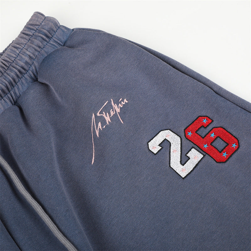 Wide-Leg-Sweatpants mit Signature-Stickerei und Patch mit der Nummer 26