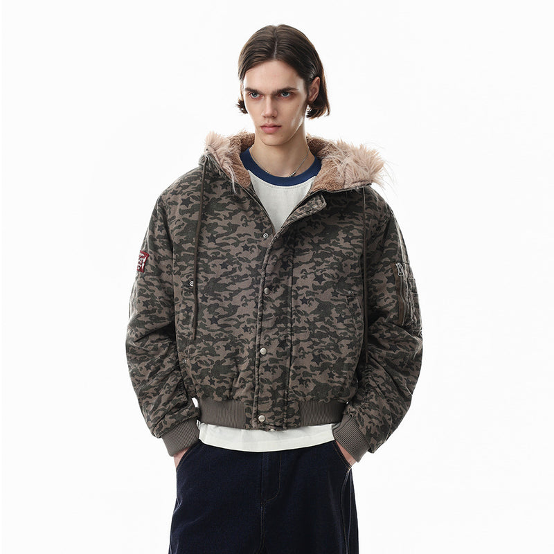 Bomber extragrande de camuflaje con estrellas, capucha de pelo sintético y acolchado – Streetwear