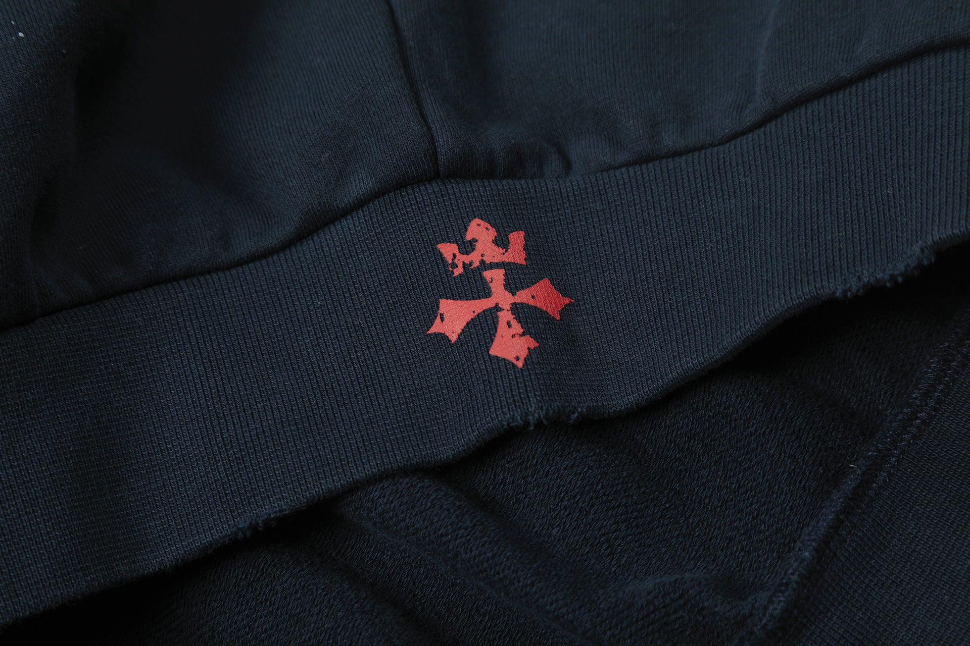 Distressed-Zip-Hoodie mit goldenem Wappenprint – Navy