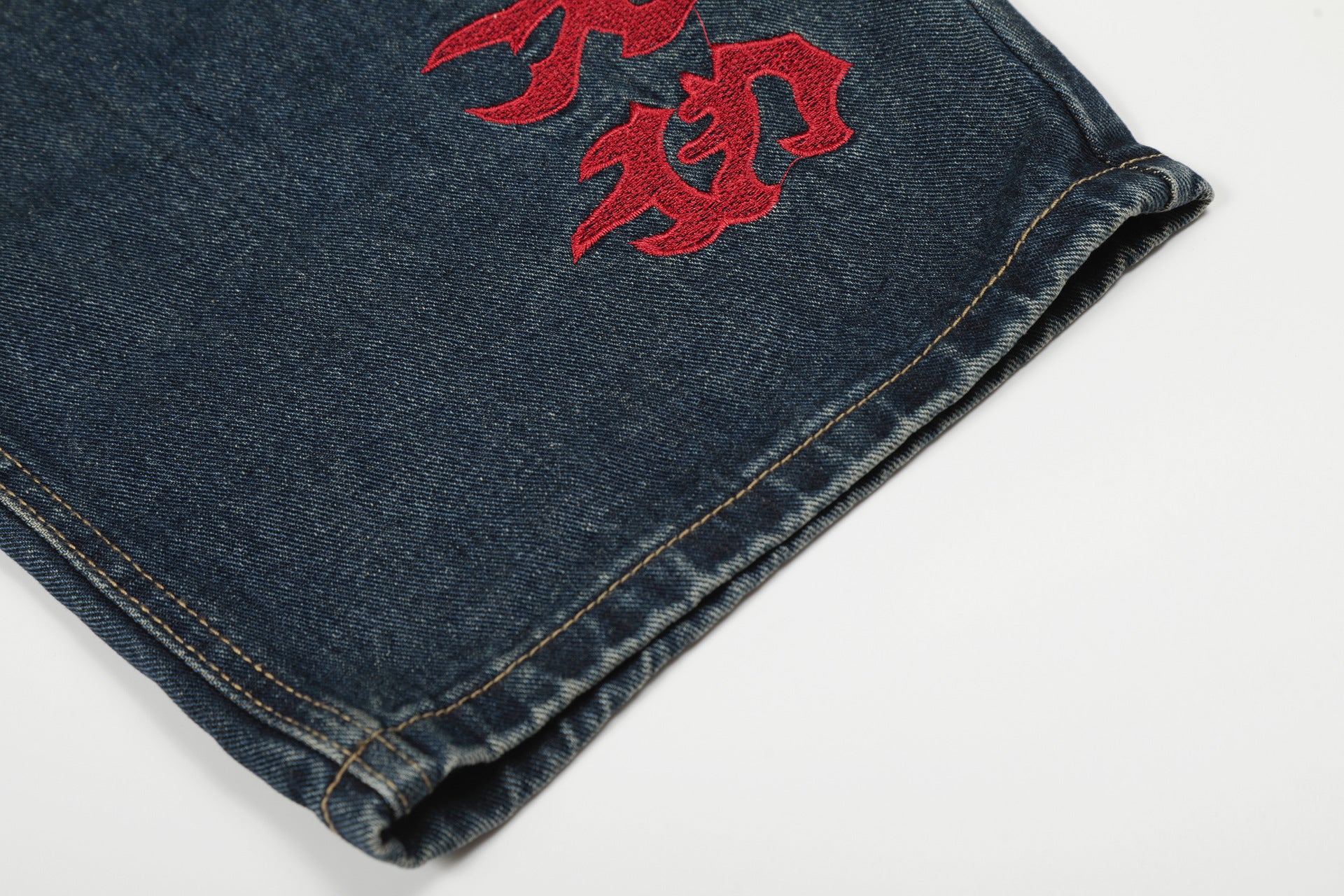 Jean délavé foncé baggy à jambes larges avec broderie gothique rouge