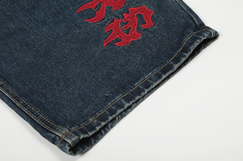 Jean délavé foncé baggy à jambes larges avec broderie gothique rouge