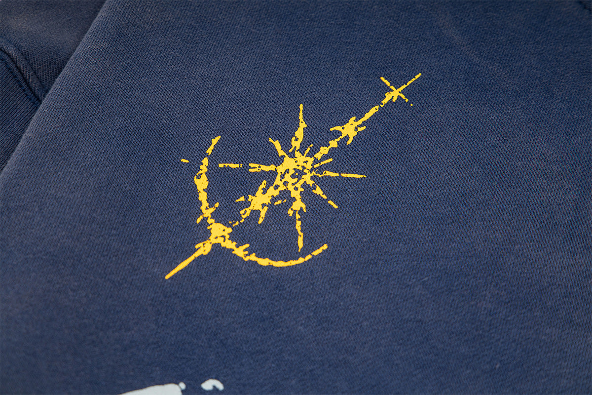 Sudadera de media cremallera con lavado desgastado, parche heráldico y estampado gótico — Azul marino
