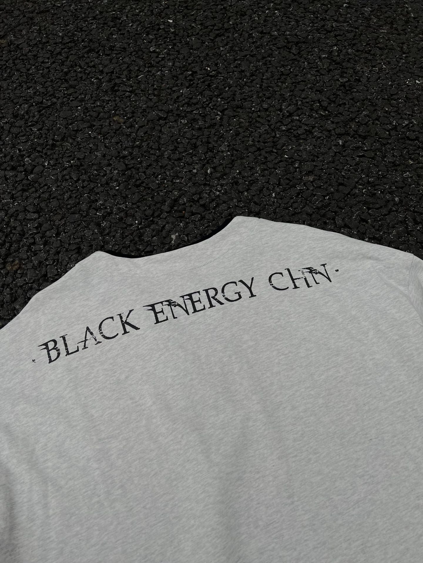 T-shirt graphique manches longues avec col zippé à rivets – Imprimé Black Energy CHN