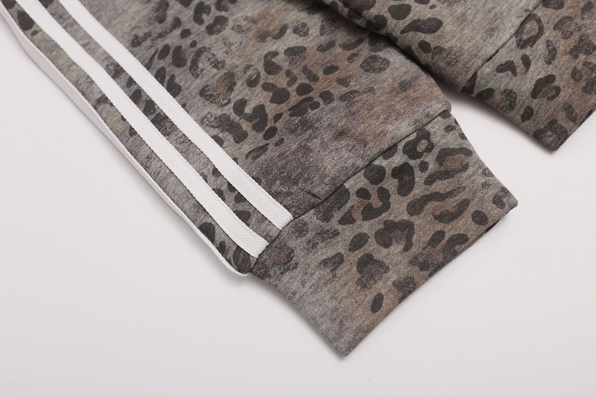 Leo-Print-Zip-Hoodie mit Streifenärmeln und Wappen-Grafik