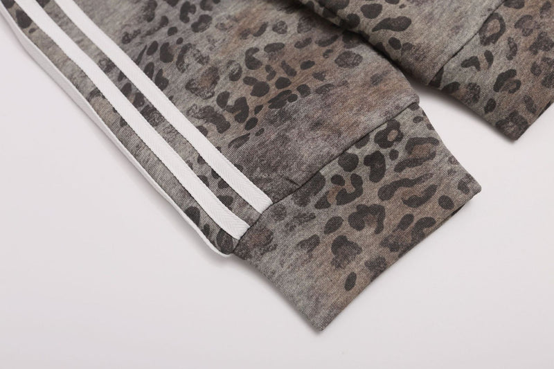 Leo-Print-Zip-Hoodie mit Streifenärmeln und Wappen-Grafik