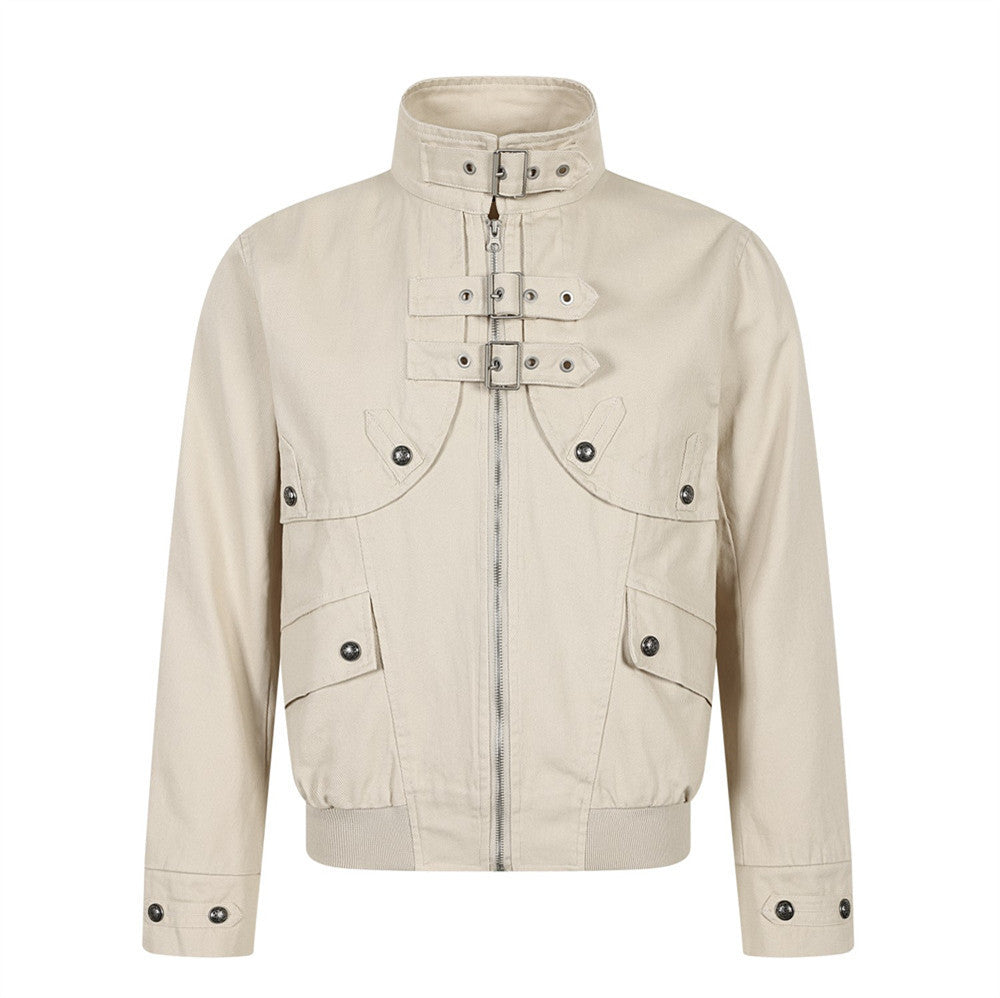Cazadora bomber corta para hombre, con detalle de doble correa con hebilla en el pecho, cuello alto y cuatro bolsillos cargo con broches en o