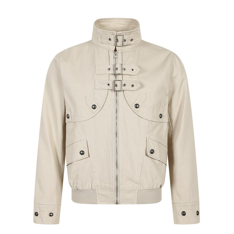 Cazadora bomber corta para hombre, con detalle de doble correa con hebilla en el pecho, cuello alto y cuatro bolsillos cargo con broches en o