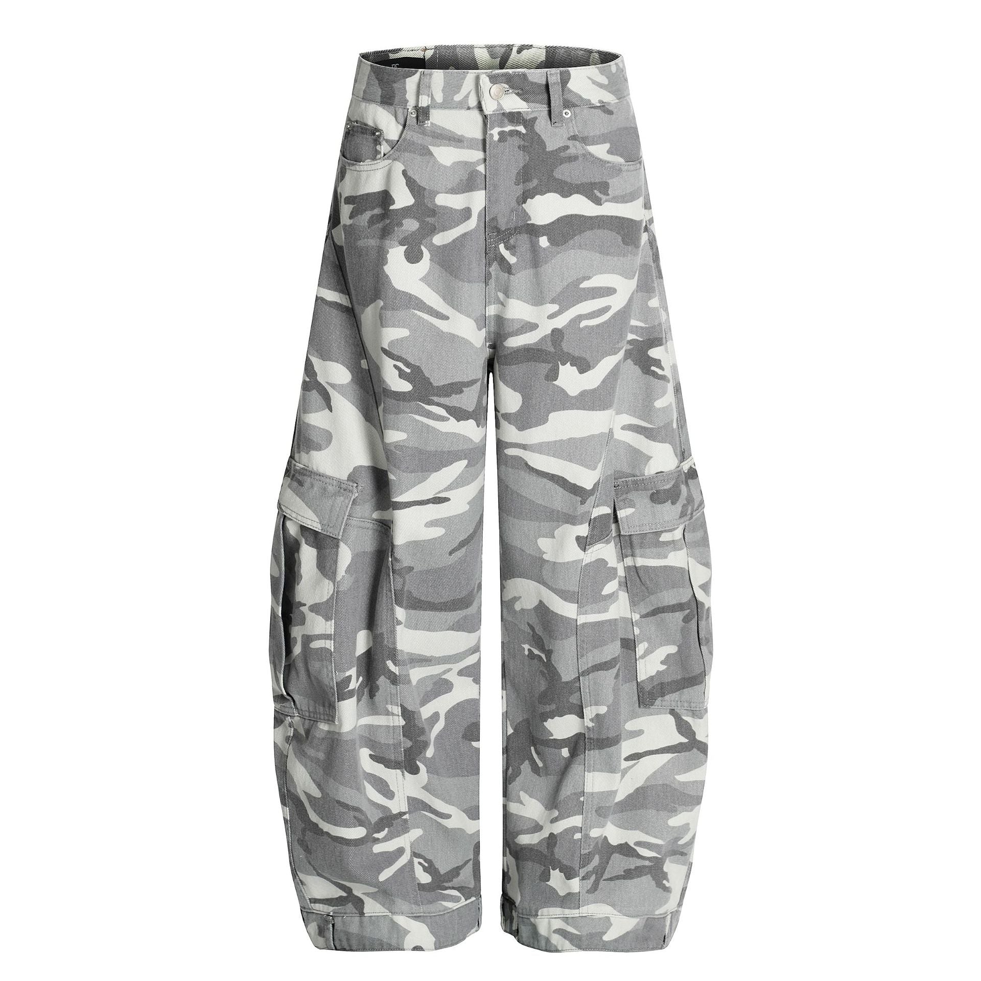 Baggy-Cargohose mit weitem Bein im grauen Camouflage-Design und großen aufgesetzten Oberschenkeltaschen, Vorder- und Rückansicht