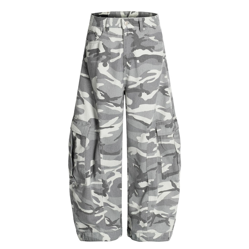 Baggy-Cargohose mit weitem Bein im grauen Camouflage-Design und großen aufgesetzten Oberschenkeltaschen, Vorder- und Rückansicht