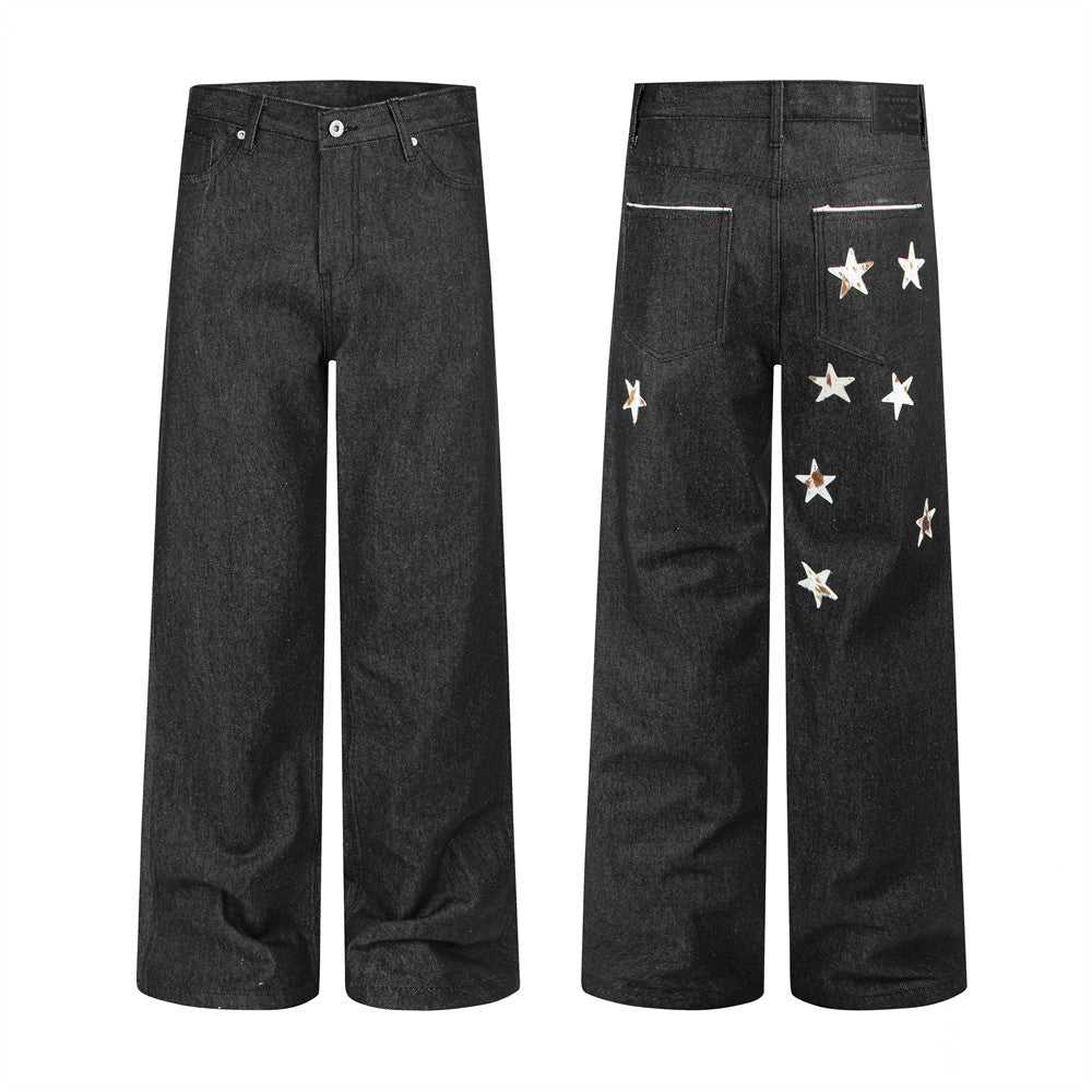 Herren-Jeans mit weitem Bein aus schwarzem Raw Denim und metallisch-silbernen Sternapplikationen an Rückenteil und Beinen, Vorder- und Rückansicht