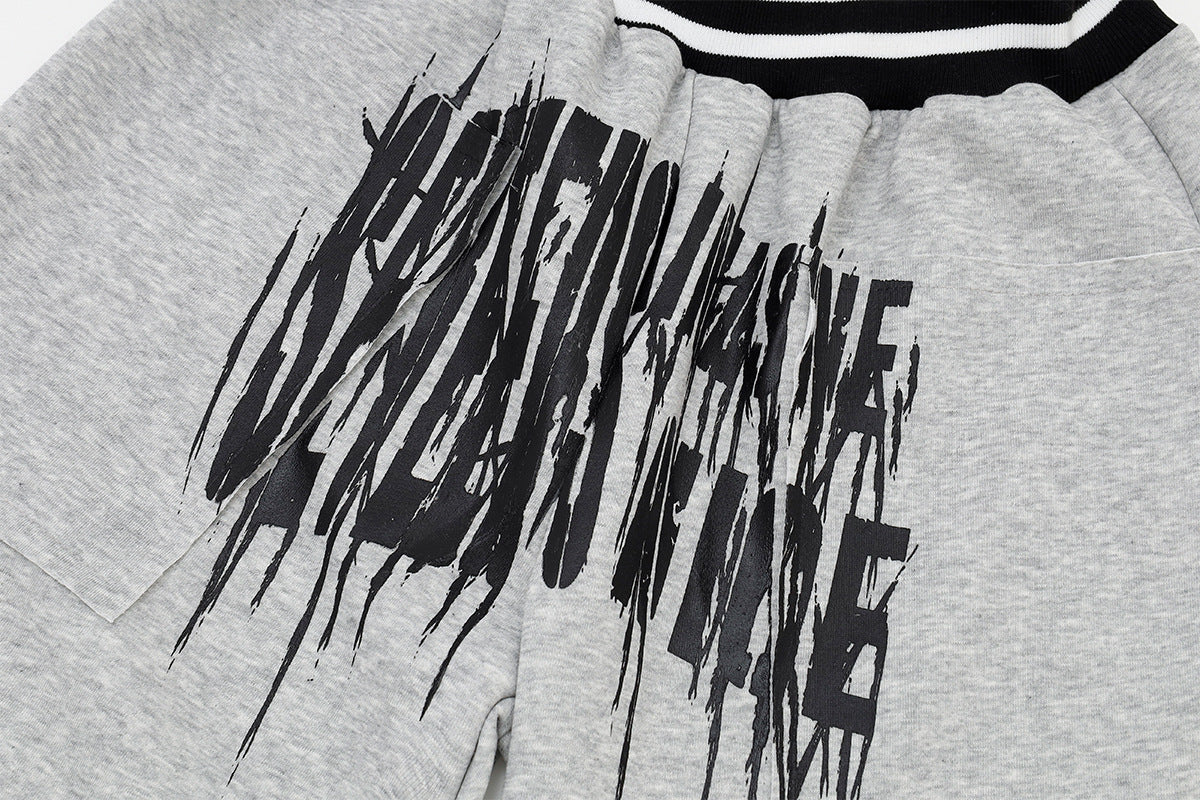 Jogginghose mit weitem Bein zum Hineinschlüpfen, gestreiftem Bund und Gothic-Grafikprint