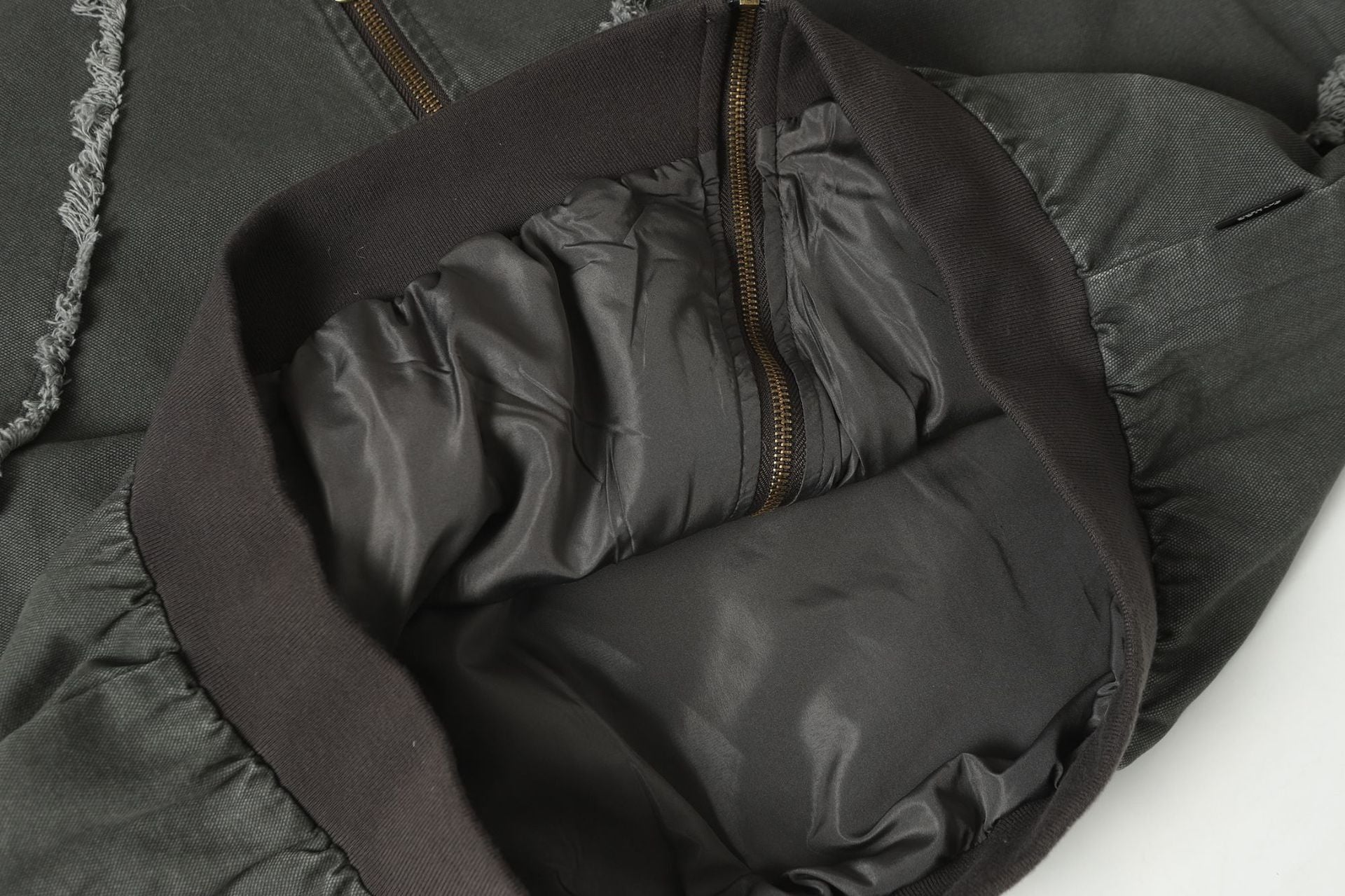 Chaqueta bomber deconstruida con costuras deshilachadas – Estilo universitario de algodón lavado