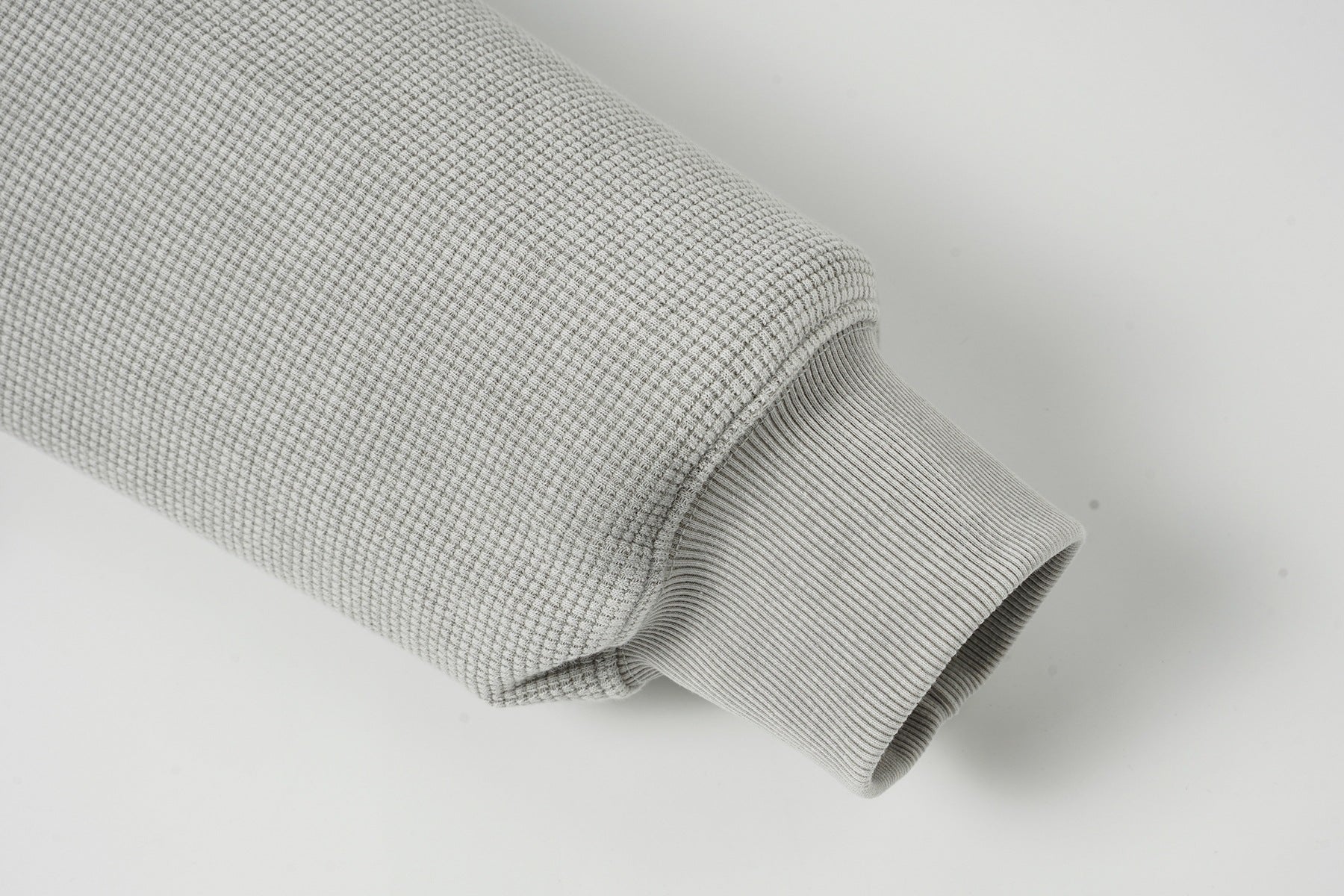 Sweat à capuche zippé quart de zip en maille gaufrée – Design bicolore déconstruit