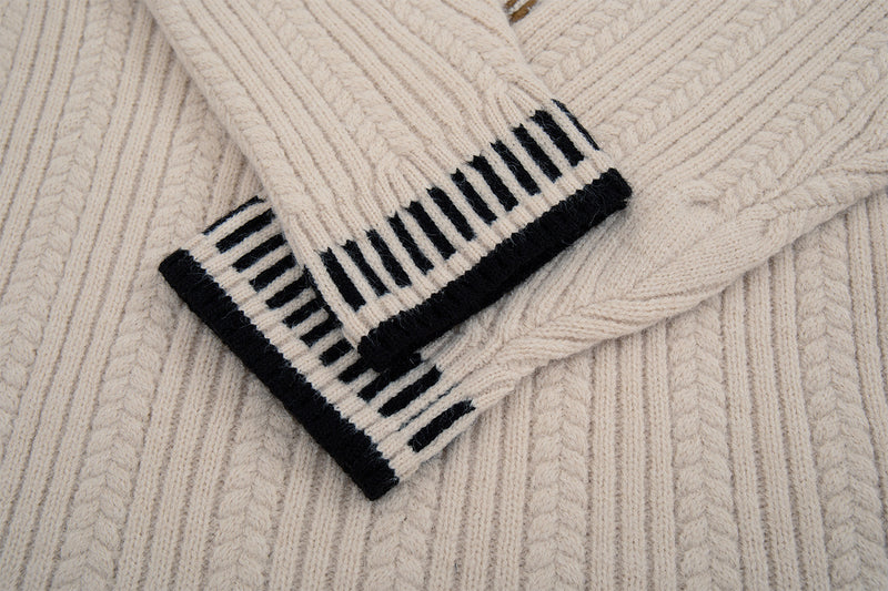 Zopfstrickpullover mit Dackel-Stickerei – Pullover mit Streifenbesatz