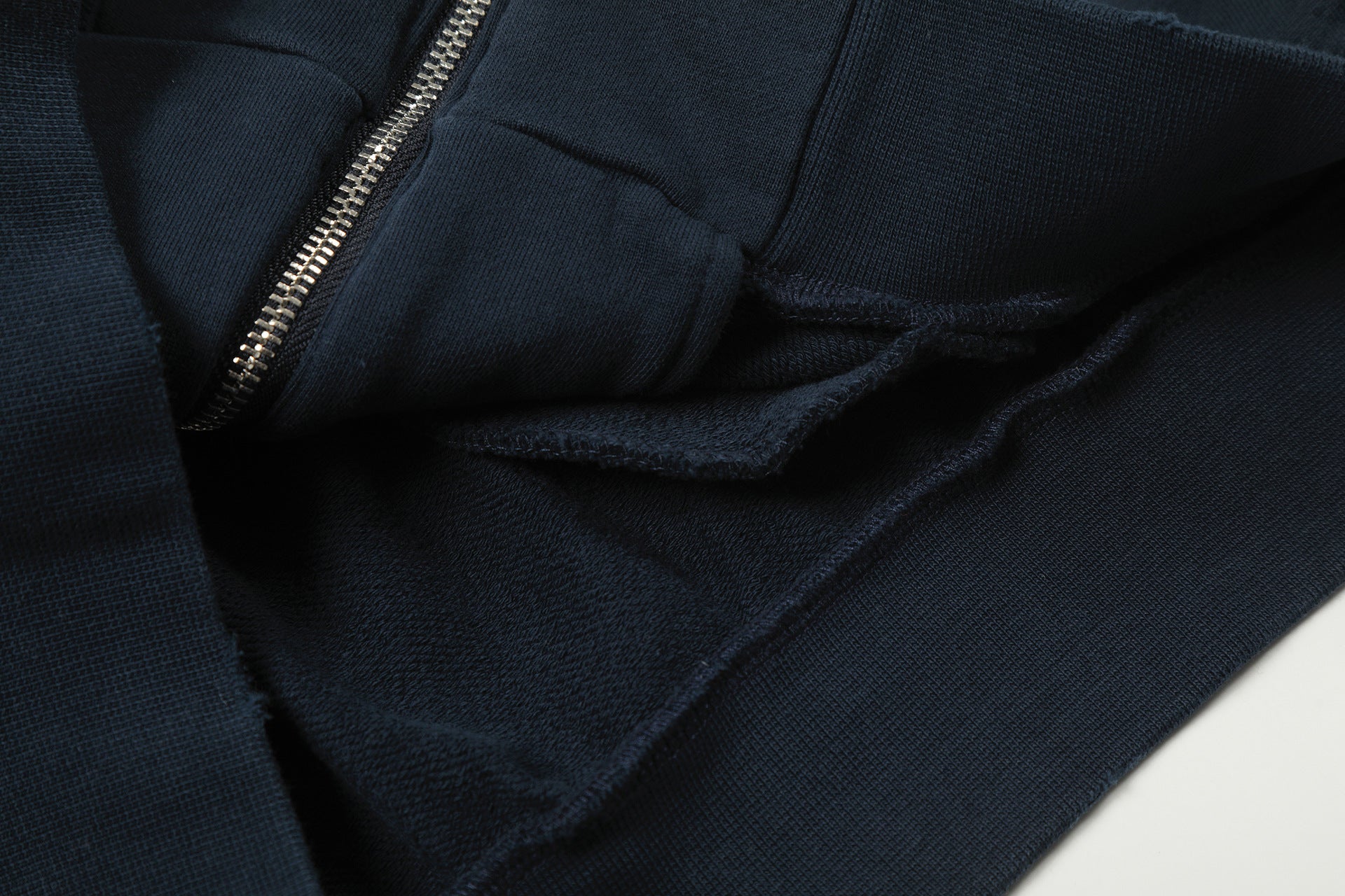 Distressed-Zip-Hoodie mit goldenem Wappenprint – Navy