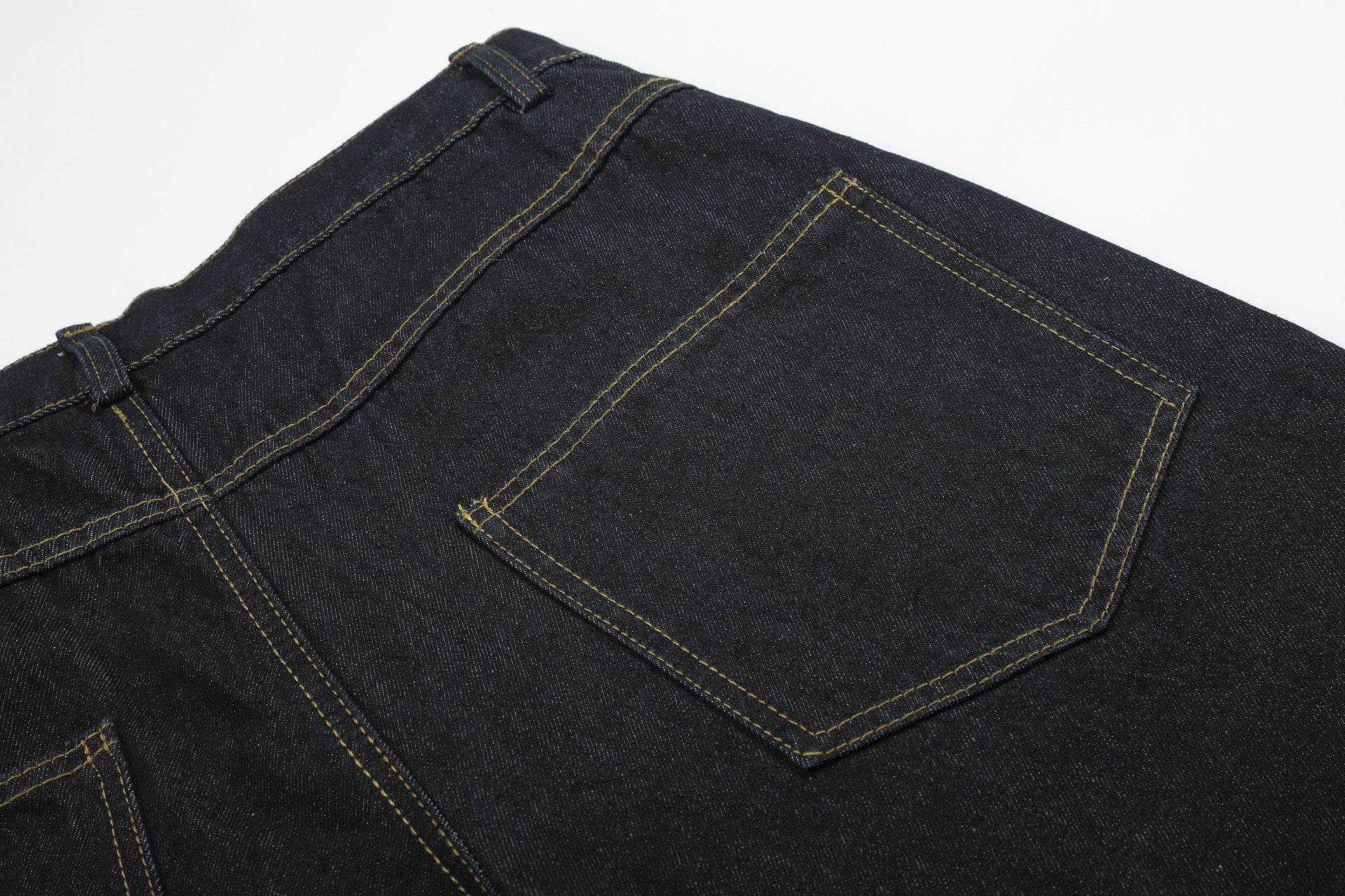 Jean baggy délavé foncé avec bas en fausse fourrure et broderie manuscrite – Coupe ample