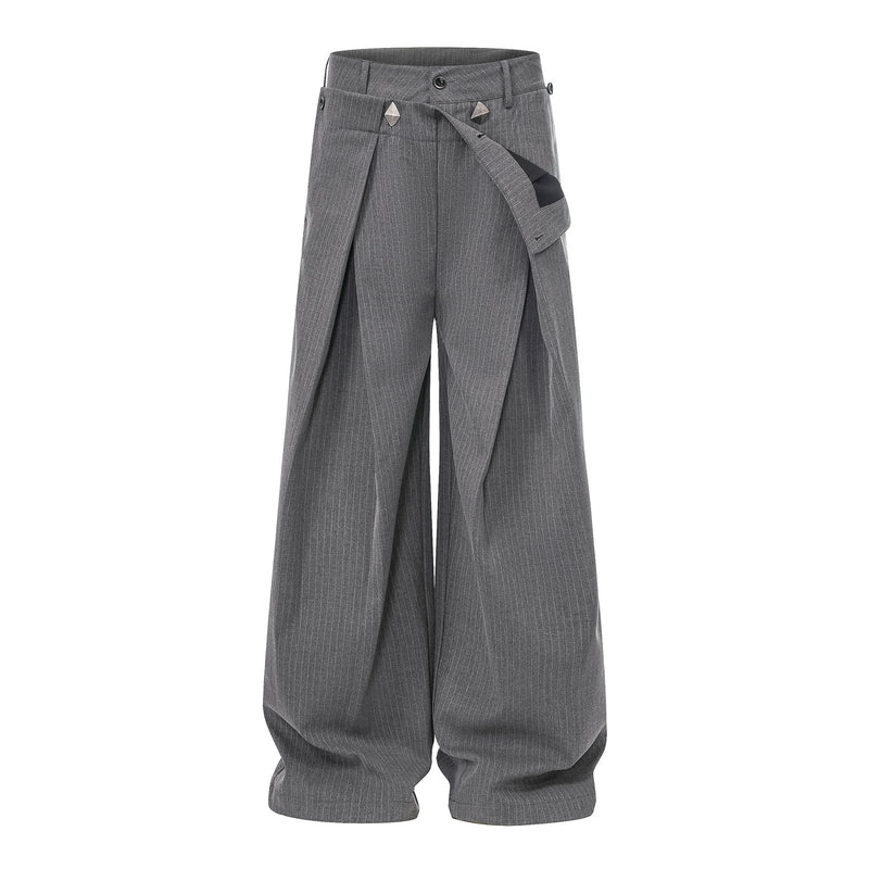 Graue Nadelstreifenhose mit weitem Bein, Bundfalten, doppeltem Bund und Pyramidennieten
