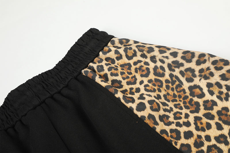 Pantalon de survêtement à jambes larges avec empiècements color-block léopard et bas zippés