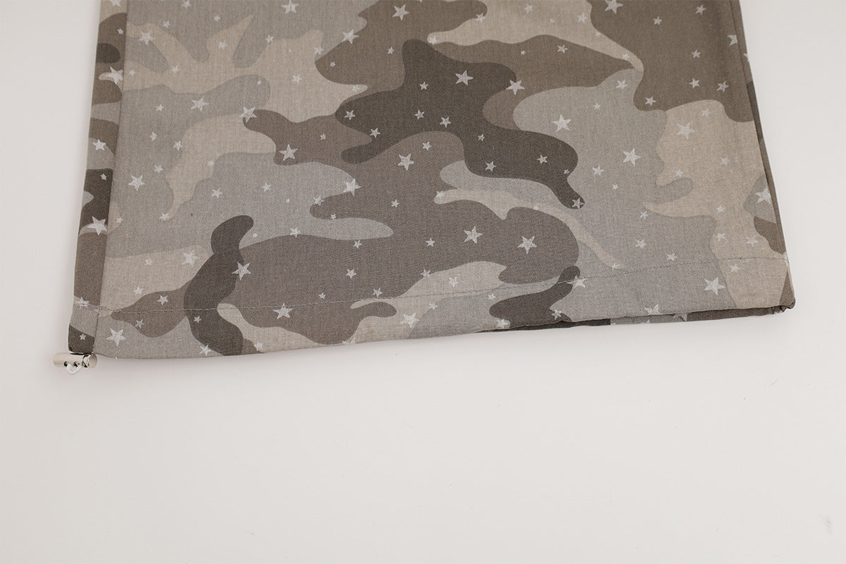 Wide-Leg-Cargohose im Camouflage-Look mit Sternprint und rot gestreiftem Taillenbund