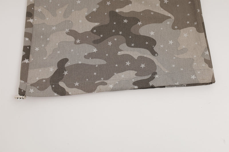 Wide-Leg-Cargohose im Camouflage-Look mit Sternprint und rot gestreiftem Taillenbund