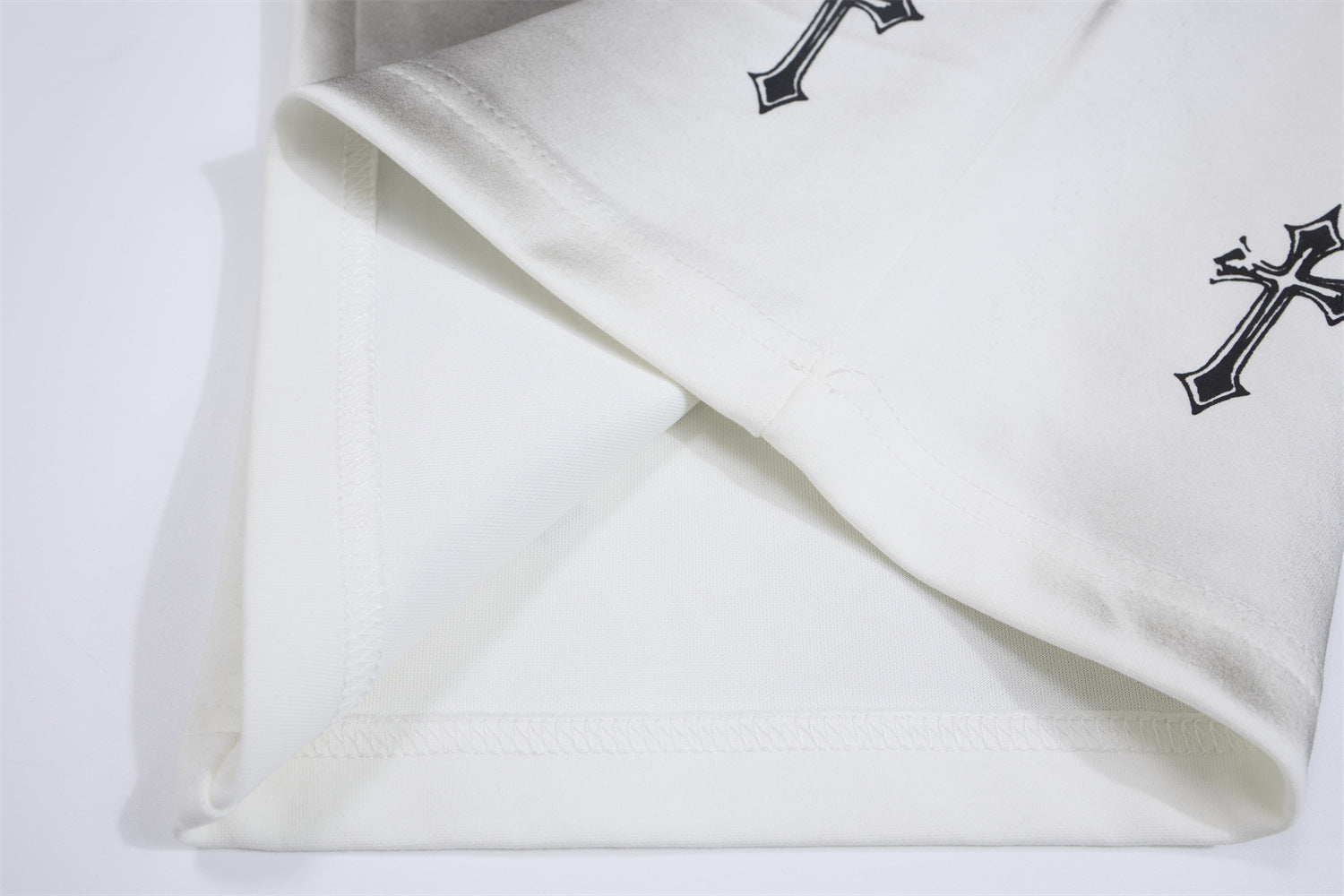 Pantalon de survêtement à jambes larges avec croix gothique et finition délavée