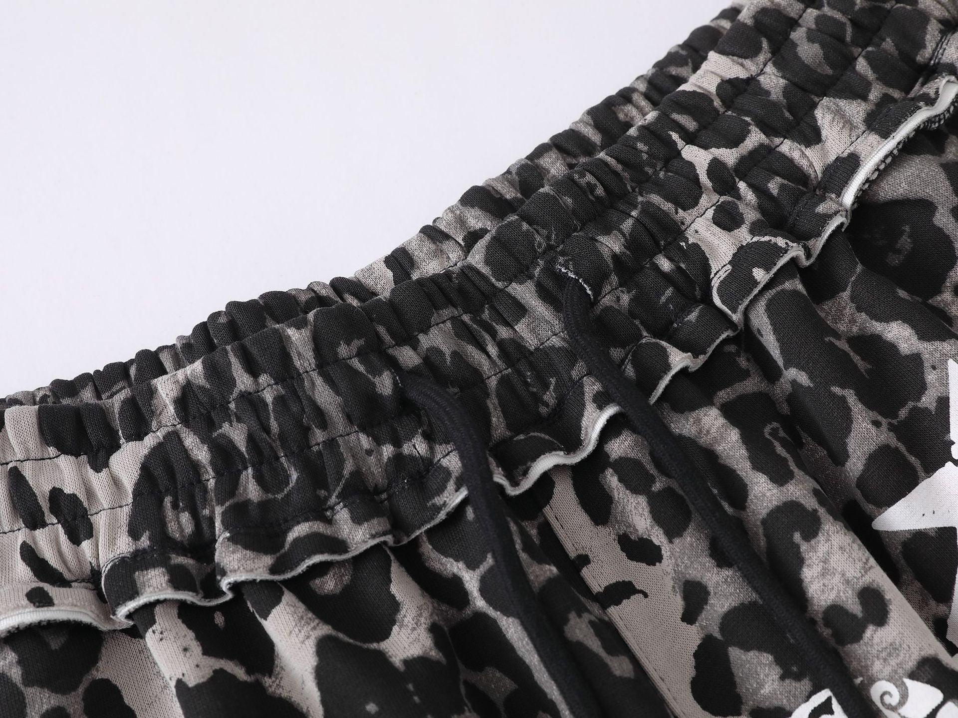 Pantalon de survêtement à jambes larges imprimé léopard avec motif tête de mort et numéro