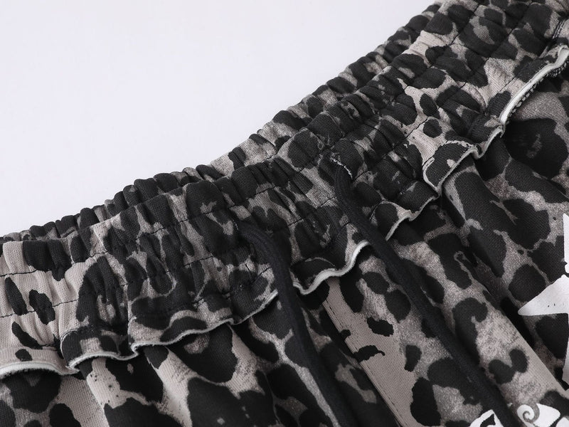 Pantalon de survêtement à jambes larges imprimé léopard avec motif tête de mort et numéro