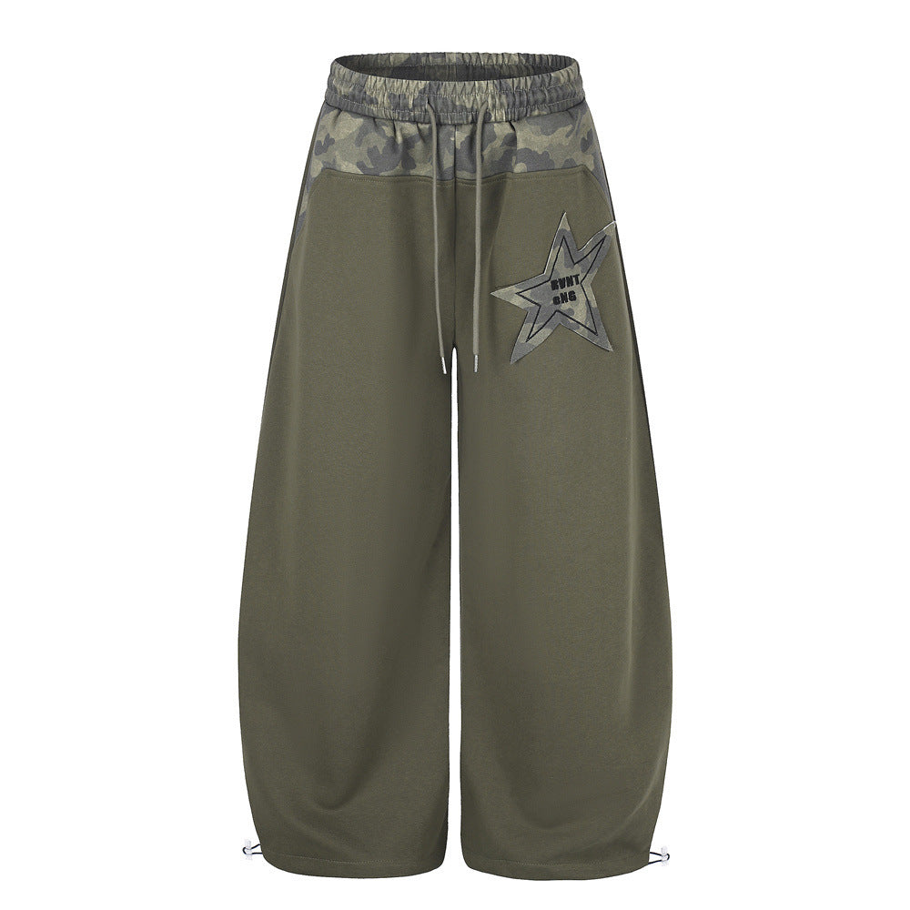Men's oversized wide-leg sweatpants with camouflage patchwork waistband and five-pointed star appliqué patch in army green
