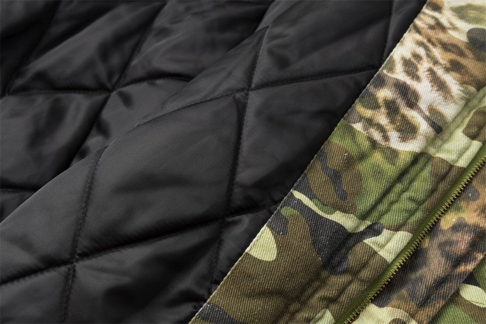Chaqueta bomber de camuflaje y estampado de leopardo con capucha y ribete de pelo sintético