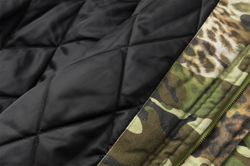Chaqueta bomber de camuflaje y estampado de leopardo con capucha y ribete de pelo sintético