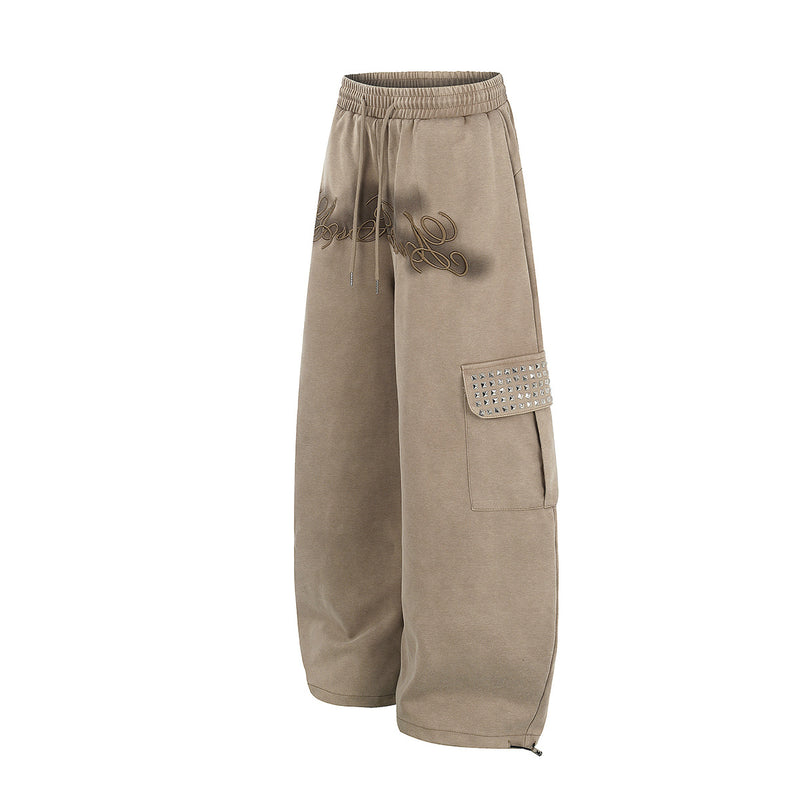 Pantalón Cargo Caqui de Chándal Baggy de Pierna Ancha con Bolsillos de Remaches y Texto Bordado