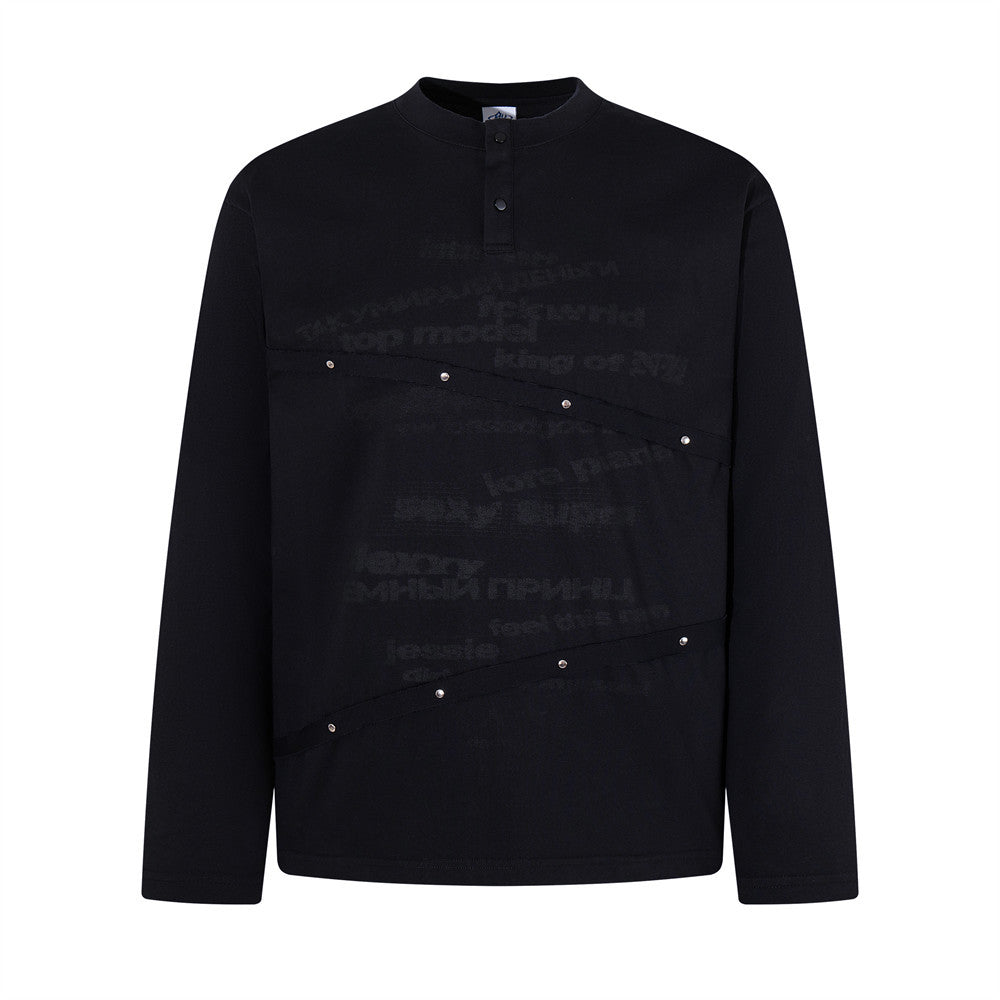 Langarm-Henley für Herren mit Stehkragen, Allover-Buchstabenprint und unregelmäßigen, silbernen Nieten-Panels in Schwarz