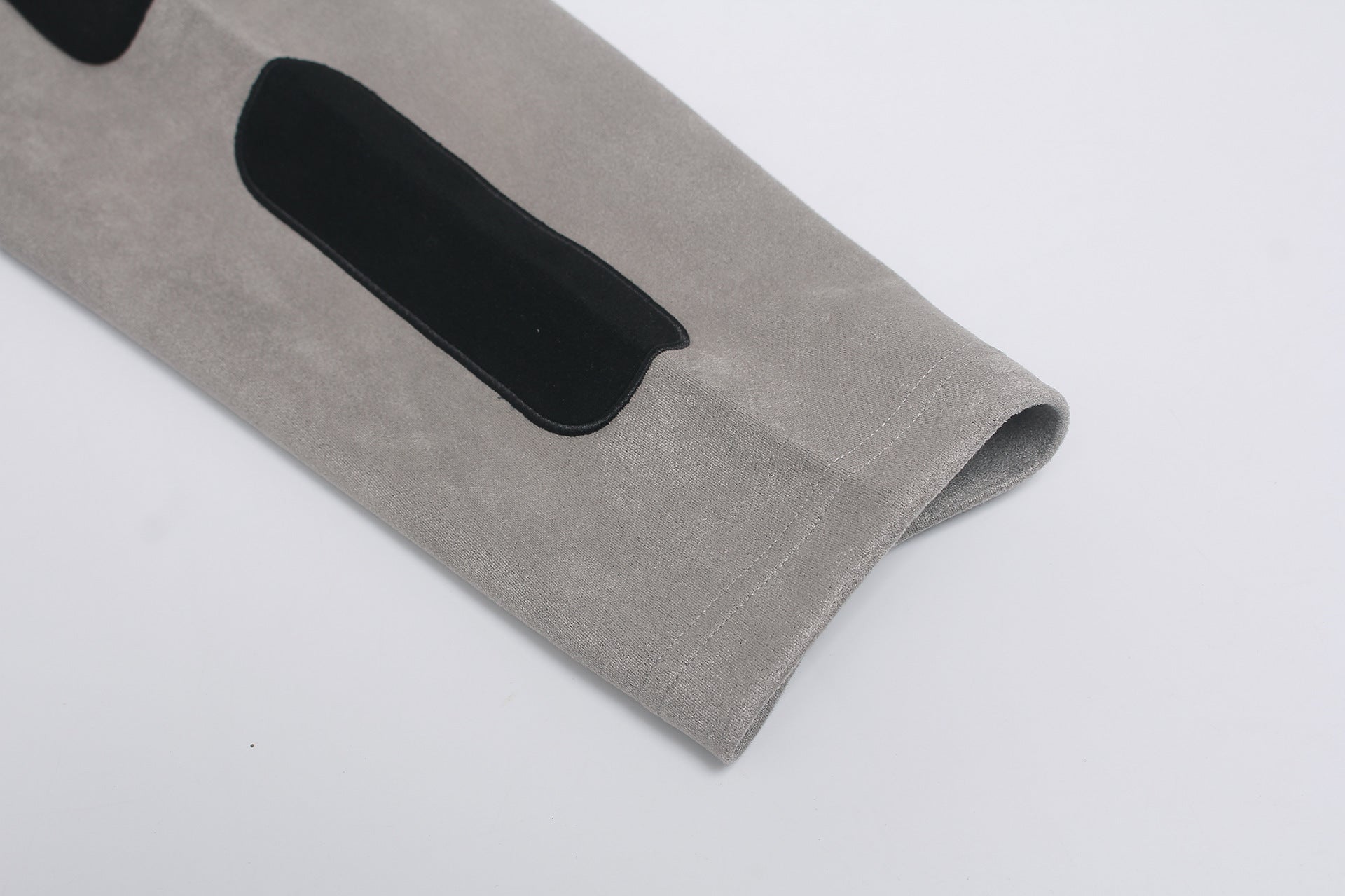 Langarmshirt aus velourslederartigem Material im Colorblock-Design mit Graffiti-Patch-Logo