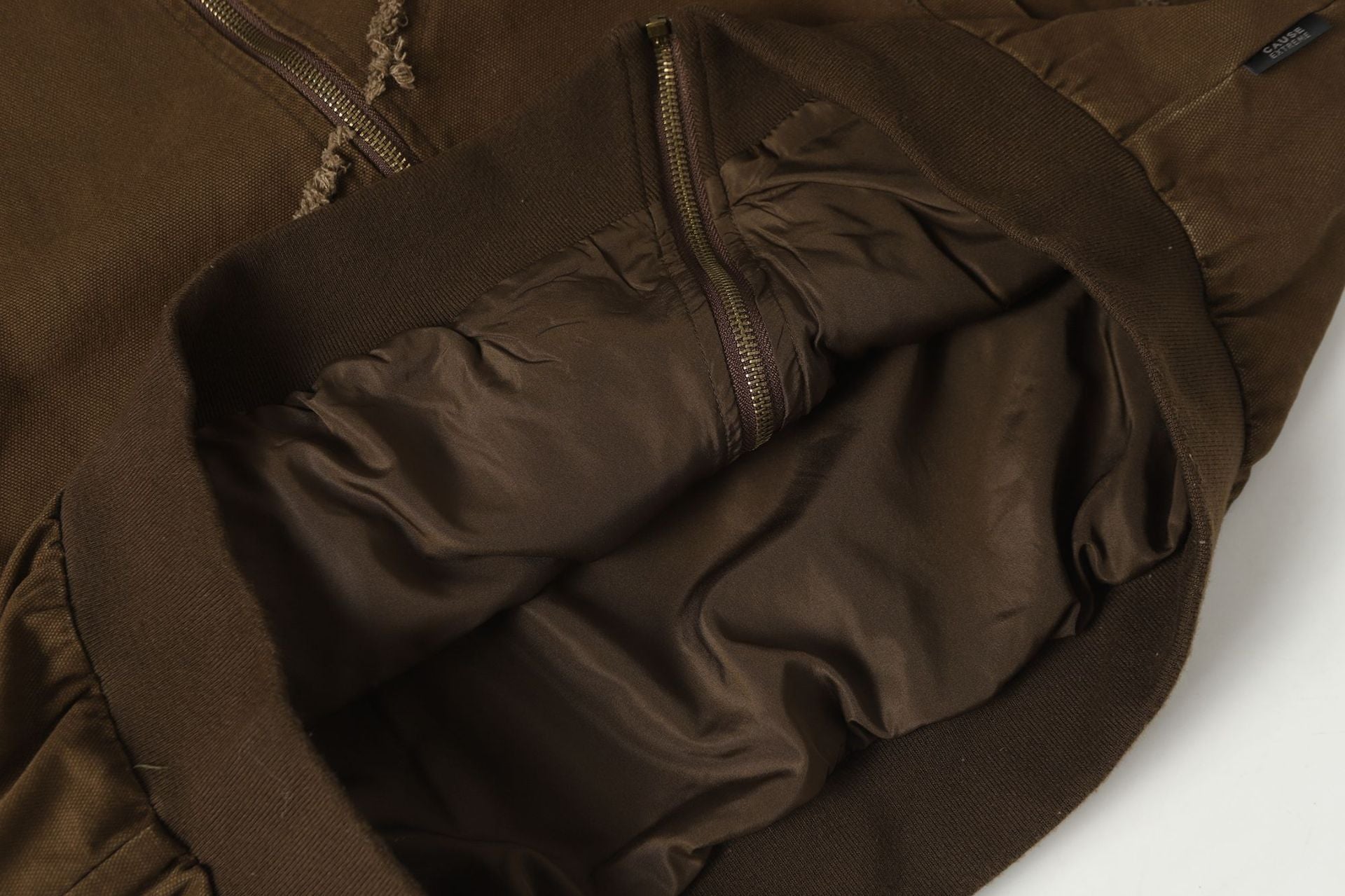 Chaqueta bomber deconstruida con costuras deshilachadas – Estilo universitario de algodón lavado