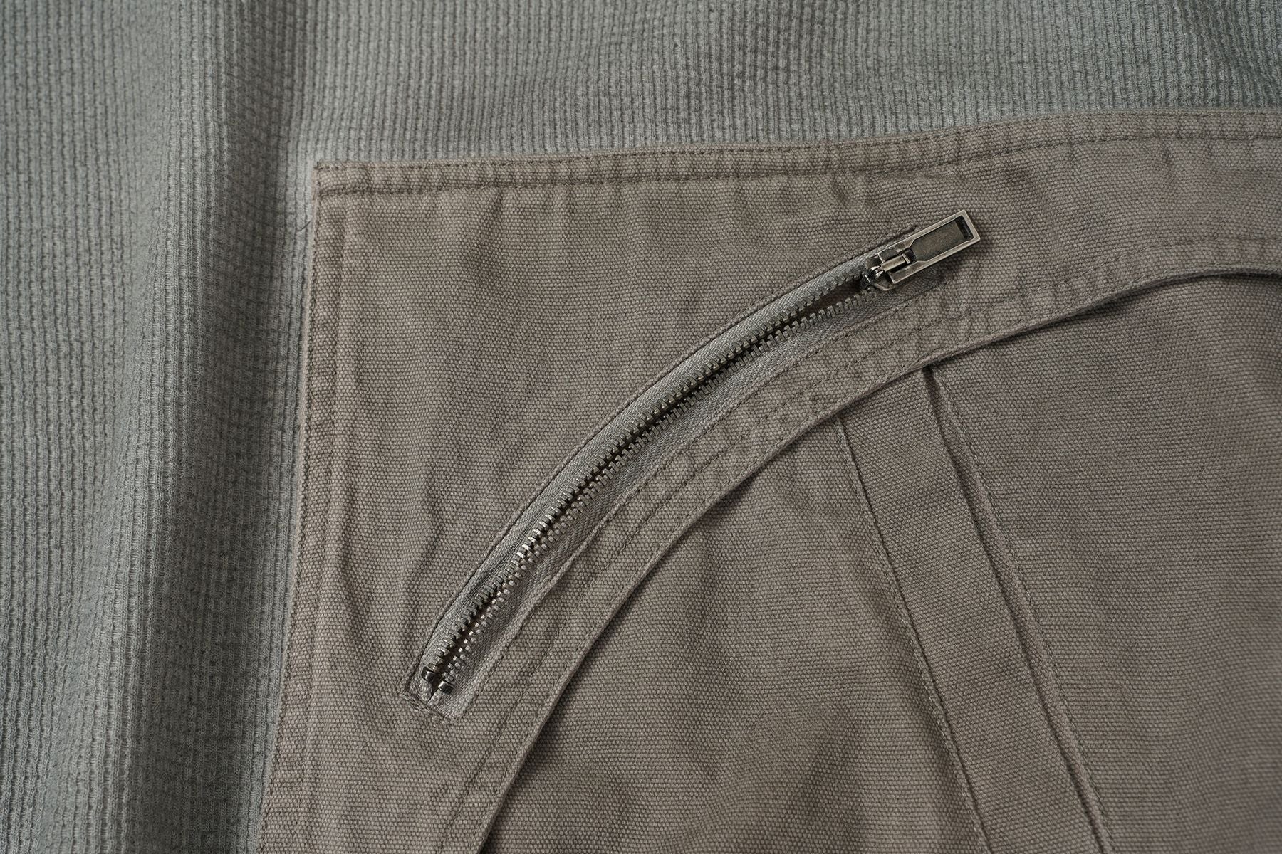 Oversized-Waffelstrick-Hoodie mit dekonstruierter Utility-Reißverschlusstaschen-Optik & Veloursleder