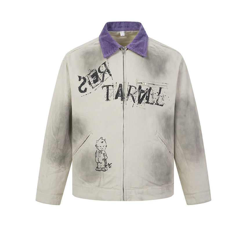 Veste zippée rose abricot délavé à imprimé graphique, col en velours côtelé violet, lettrage effet usé sur le devant et motif ailé