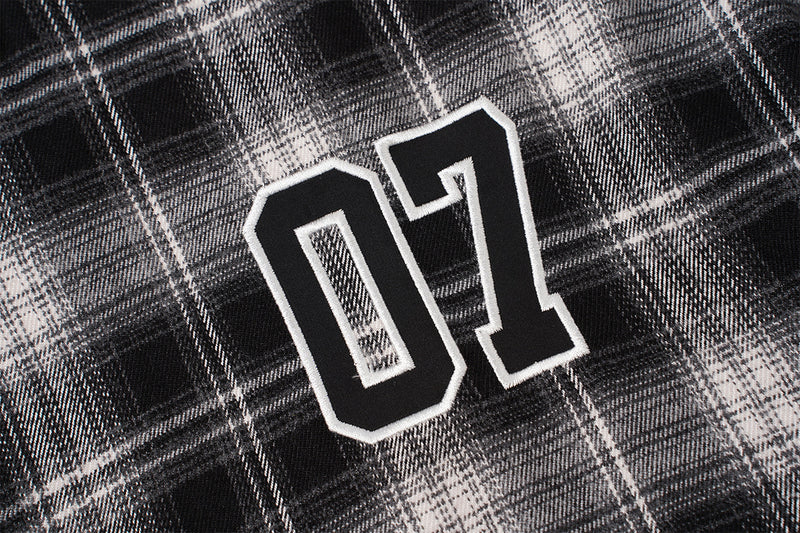 Kariertes Flanell-Overshirt mit Varsity-Emblem & Nummern-Grafik