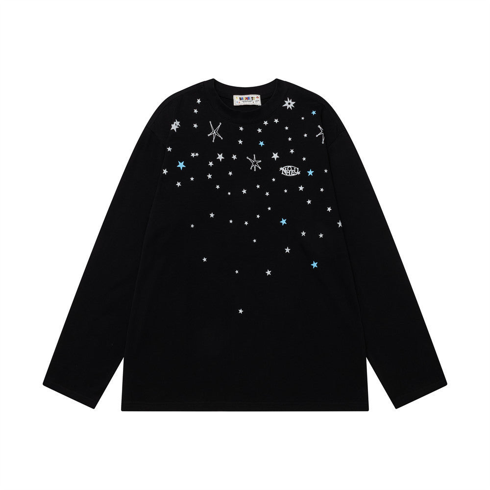 Camiseta extragrande de manga larga con estampado de constelaciones de estrellas dispersas en negro, mostrando los detalles gráficos delanteros y traseros