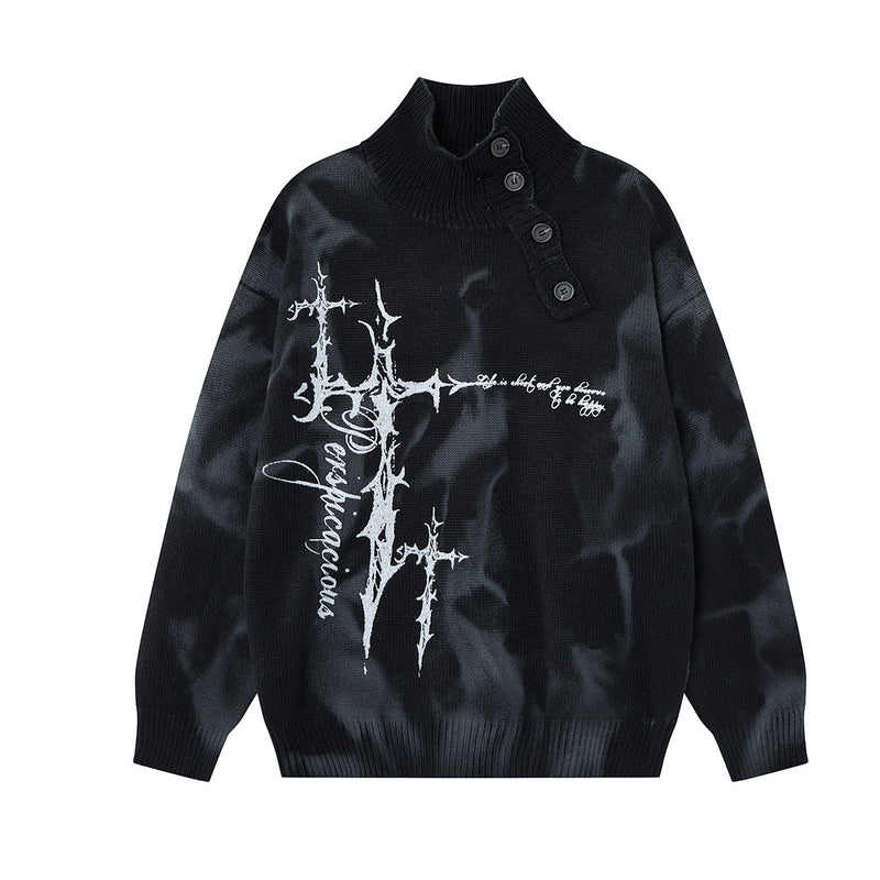 Pull oversize gothique en maille tie-dye, motif croix épineuse et col montant façon sous-pull boutonné en diagonale, noir délavé