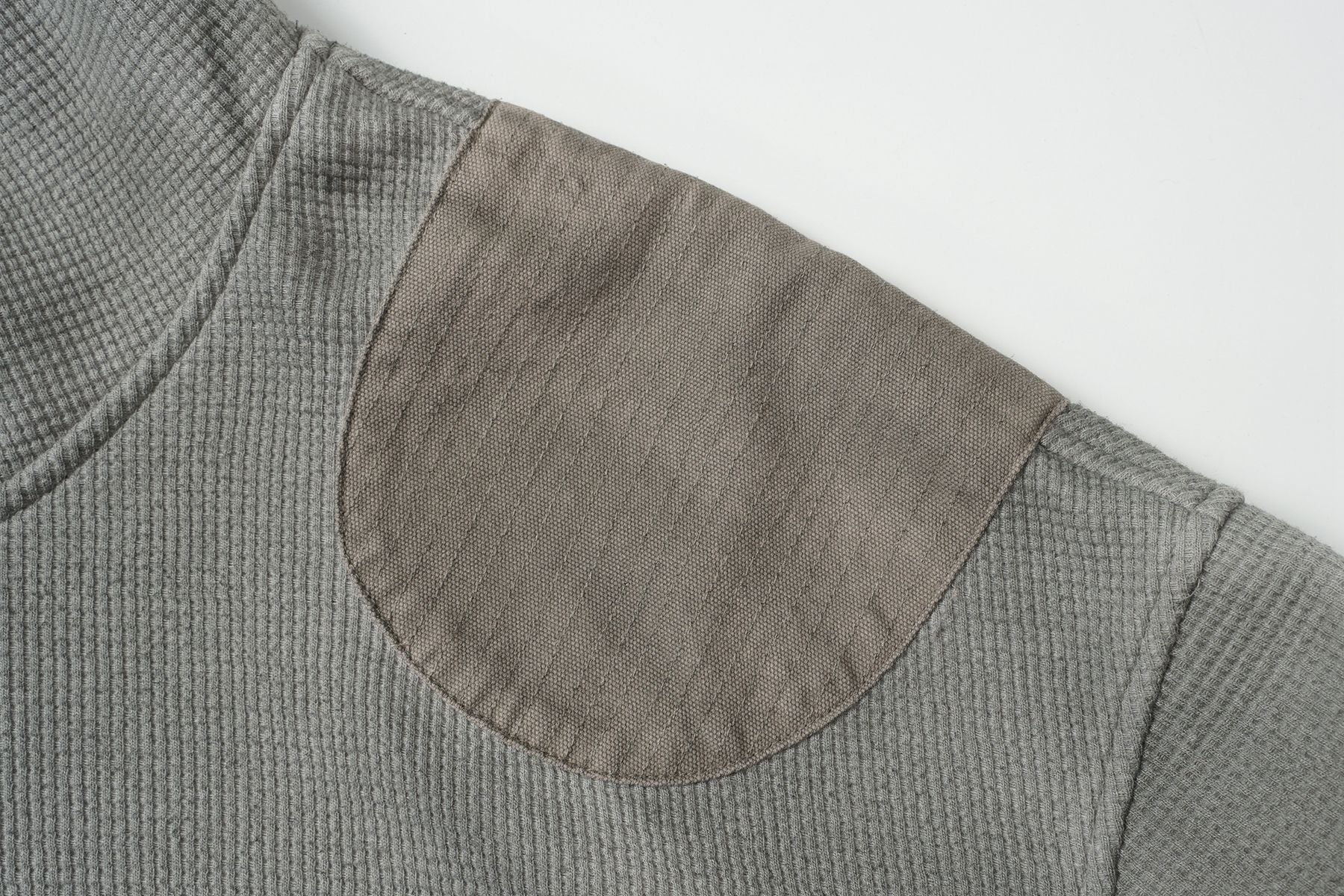 Oversized-Waffelstrick-Hoodie mit dekonstruierter Utility-Reißverschlusstaschen-Optik & Veloursleder