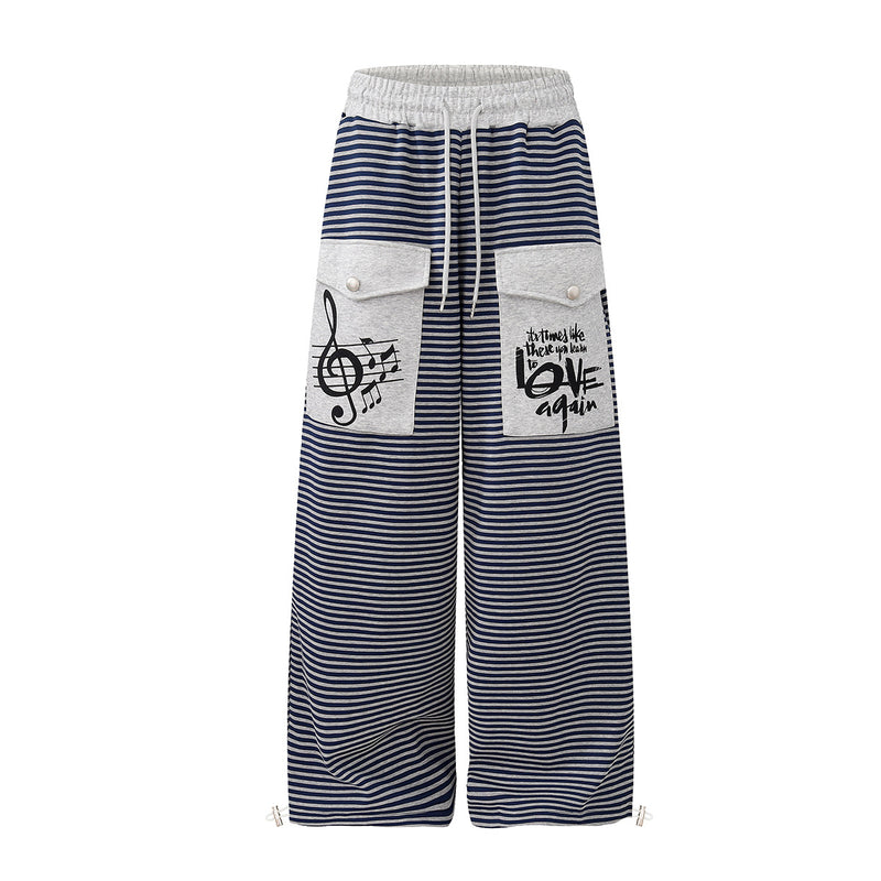 Pantalon de survêtement bleu marine et gris à rayures, poches cargo imprimées de notes de musique et taille à cordon, vues avant et arrière