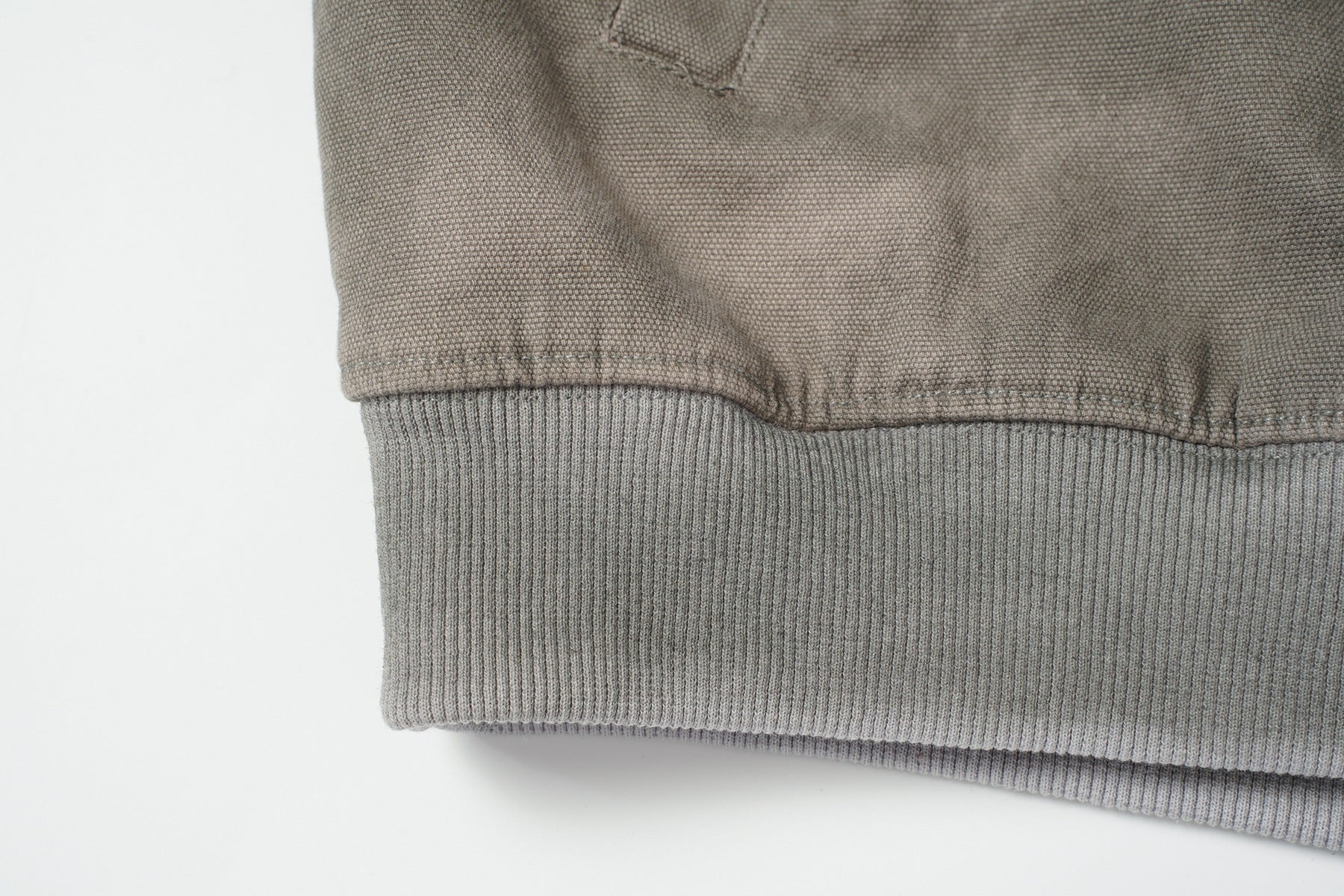 Oversized-Waffelstrick-Hoodie mit dekonstruierter Utility-Reißverschlusstaschen-Optik & Veloursleder