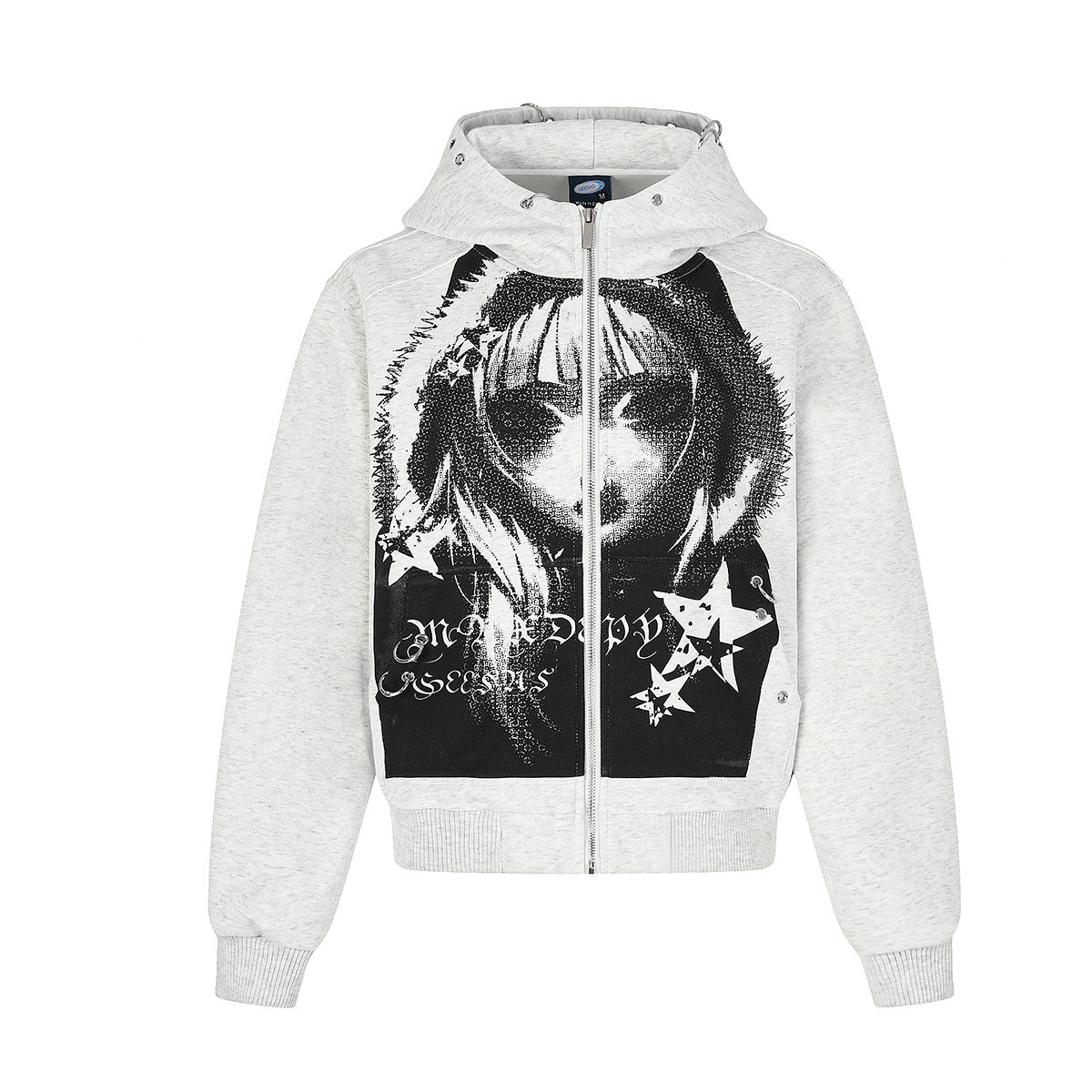 Sudadera gris corta con cremallera, estampado gráfico de personaje de anime en semitonos, motivos de estrellas y detalle de aro metálico en la capucha, vista frontal y trasera