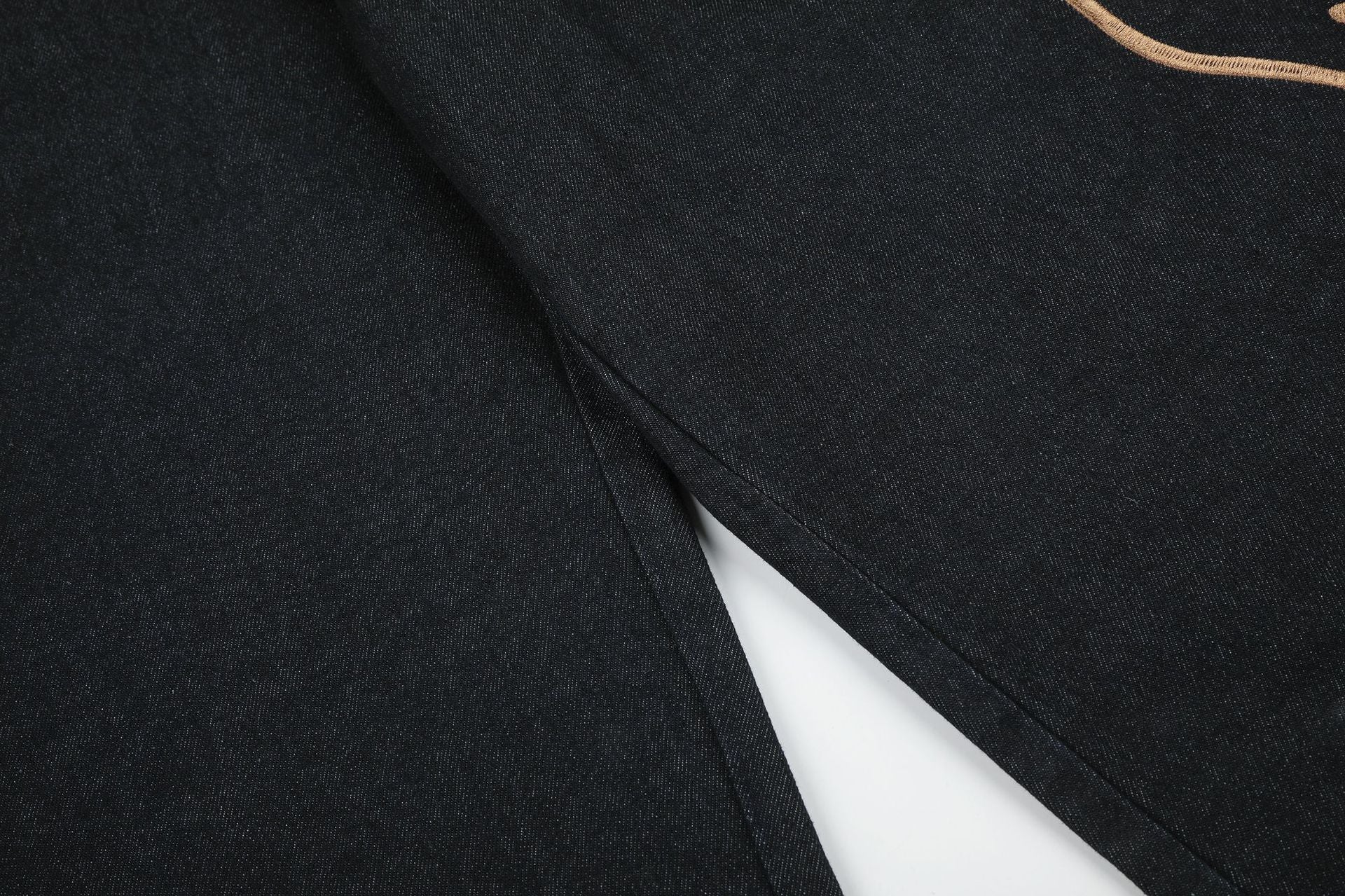 Jean baggy délavé foncé avec bas en fausse fourrure et broderie manuscrite – Coupe ample