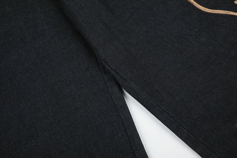 Jean baggy délavé foncé avec bas en fausse fourrure et broderie manuscrite – Coupe ample